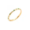 Anillo Fino con Diamantes y Esmeraldas en Oro Amarillo
