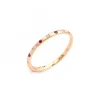 Anillo Fino con Diamantes y Rubíes en Oro Rosa