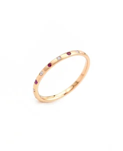 Anillo Fino con Diamantes y Rubíes en Oro Rosa