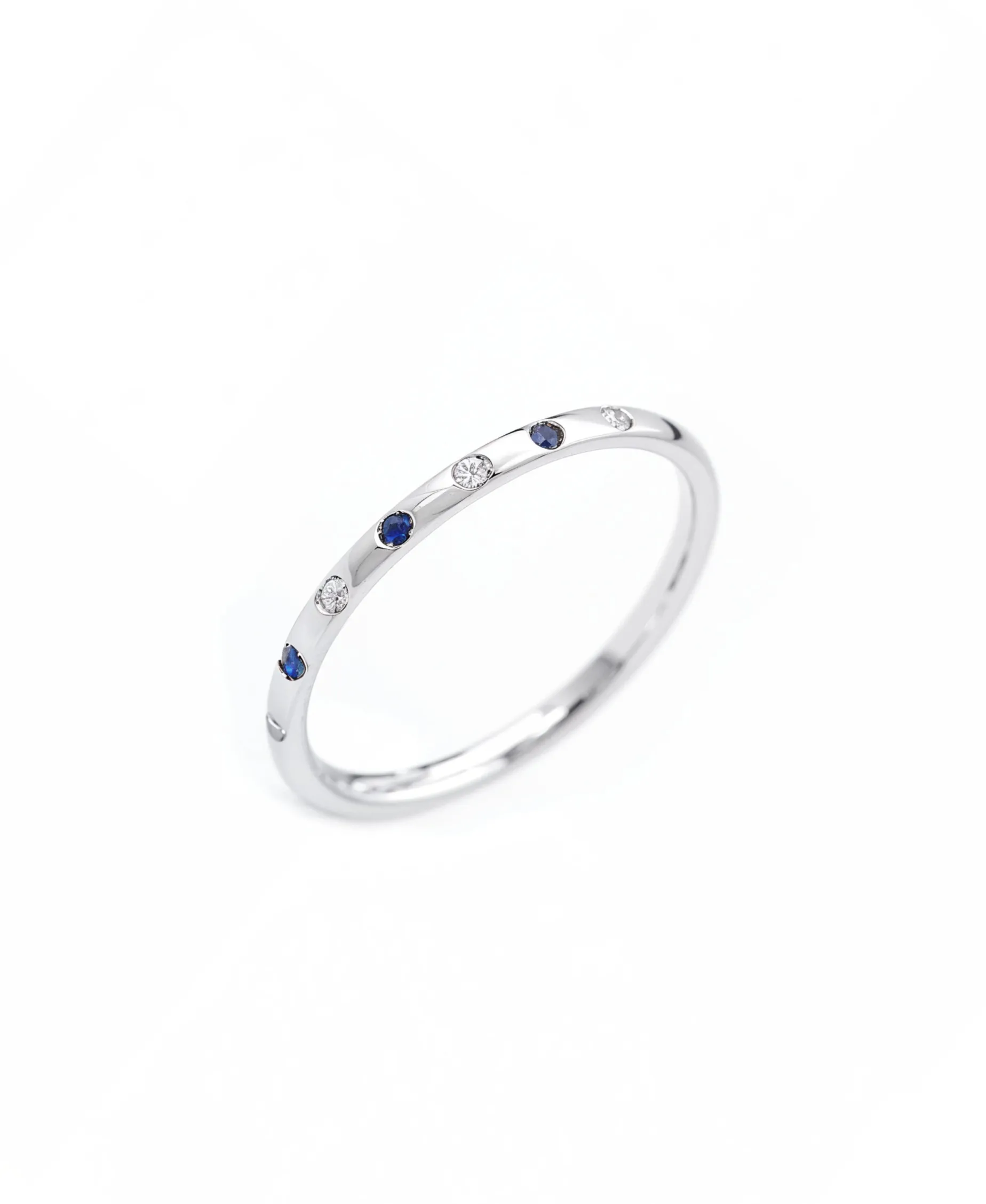 Anillo Fino con Diamantes y Zafiros en Oro Blanco