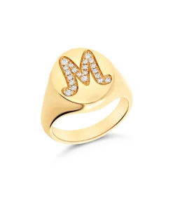 Anillo Sello Letra M con Diamantes en Oro Amarillo