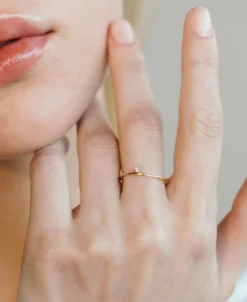 Anillo Solitario Lateral LECARRÉ Oro Amarillo 18K y Diamante | GA111OA