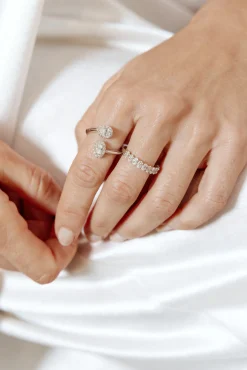Anillo Tu y Yo con Diamantes Talla Pera y Oval con Halo en Oro Blanco