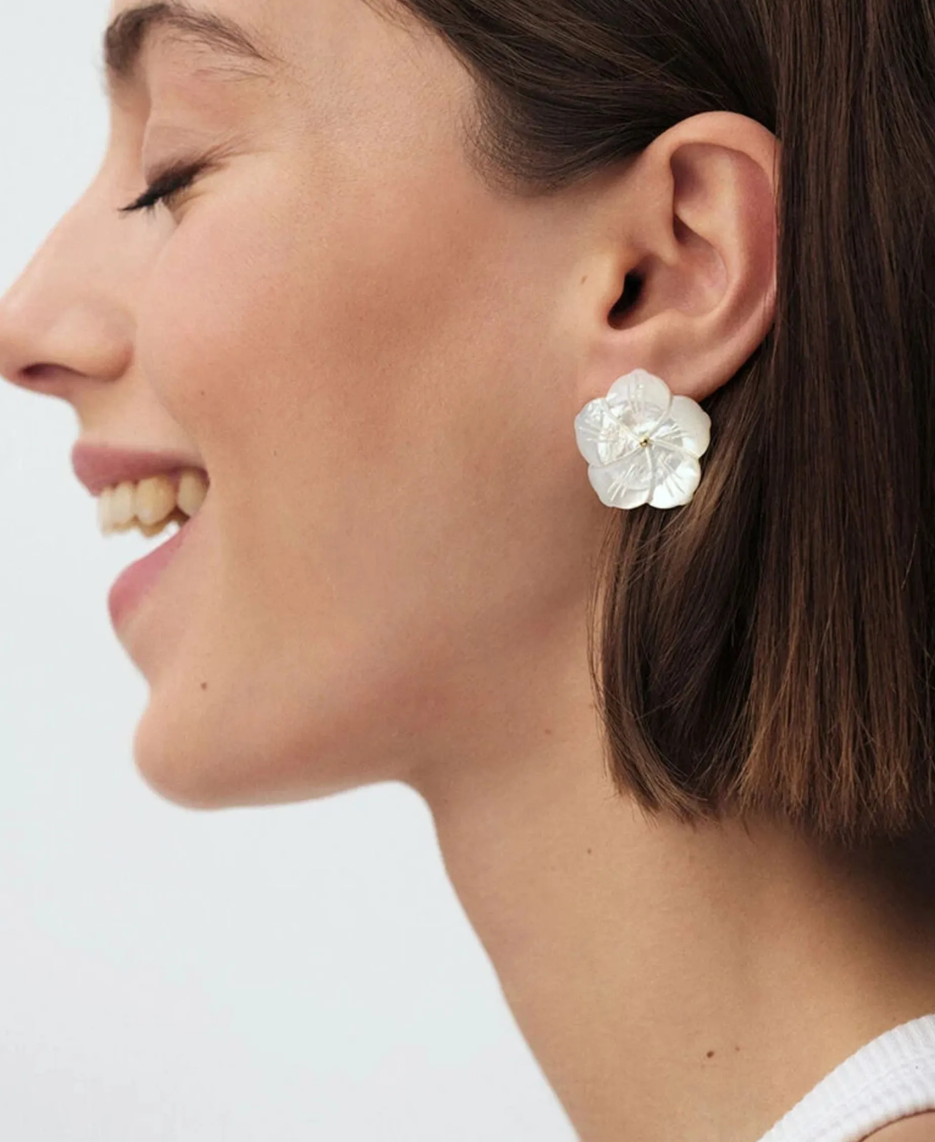 Pendientes Cortos AGATHA París Tiare Nácar Blanco Dorado | 02380733-094-TU