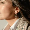 Pendientes Imperdible con Diamantes y Esmeraldas Pera en Oro Blanco