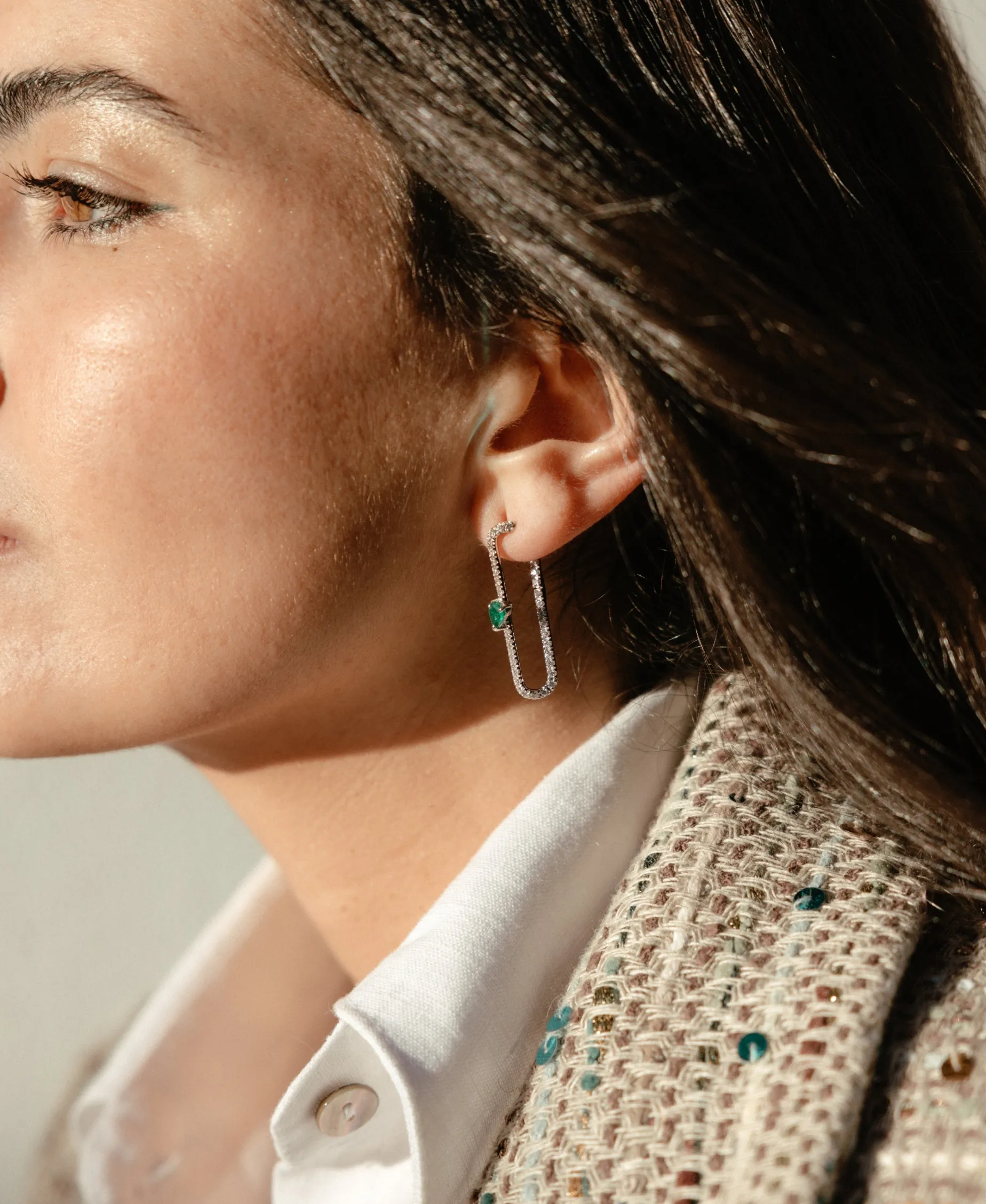Pendientes Imperdible con Diamantes y Esmeraldas Pera en Oro Blanco