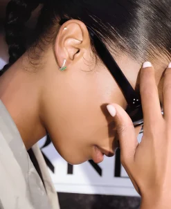 Pendientes LECARRÉ Oro Blanco Cruzados con Esmeraldas y Diamantes | GB237ES.00